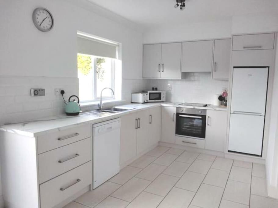 Townhouse Clifden: Located In The Heart Of Connemara Villa ภายนอก รูปภาพ
